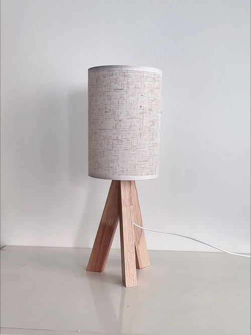 Luminária de mesa artesanal em madeira, ideal para iluminação decorativa e complementar em diversos ambientes: luz de cabeceira para quartos, abajur para escritórios, luz de ambiente para bares e luminária decorativa temática