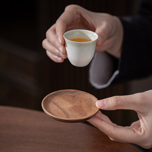 Conjunto de Bases para Copos em Madeira de Nogueira Preta, Incluindo Seis Bases e um Porta-Copos, Apresentando uma Bule, Porta-Copos e um Tapete Termo-Isolante, Projetado Como um Conjunto Completo de Acessórios para Cerimónia do Chá