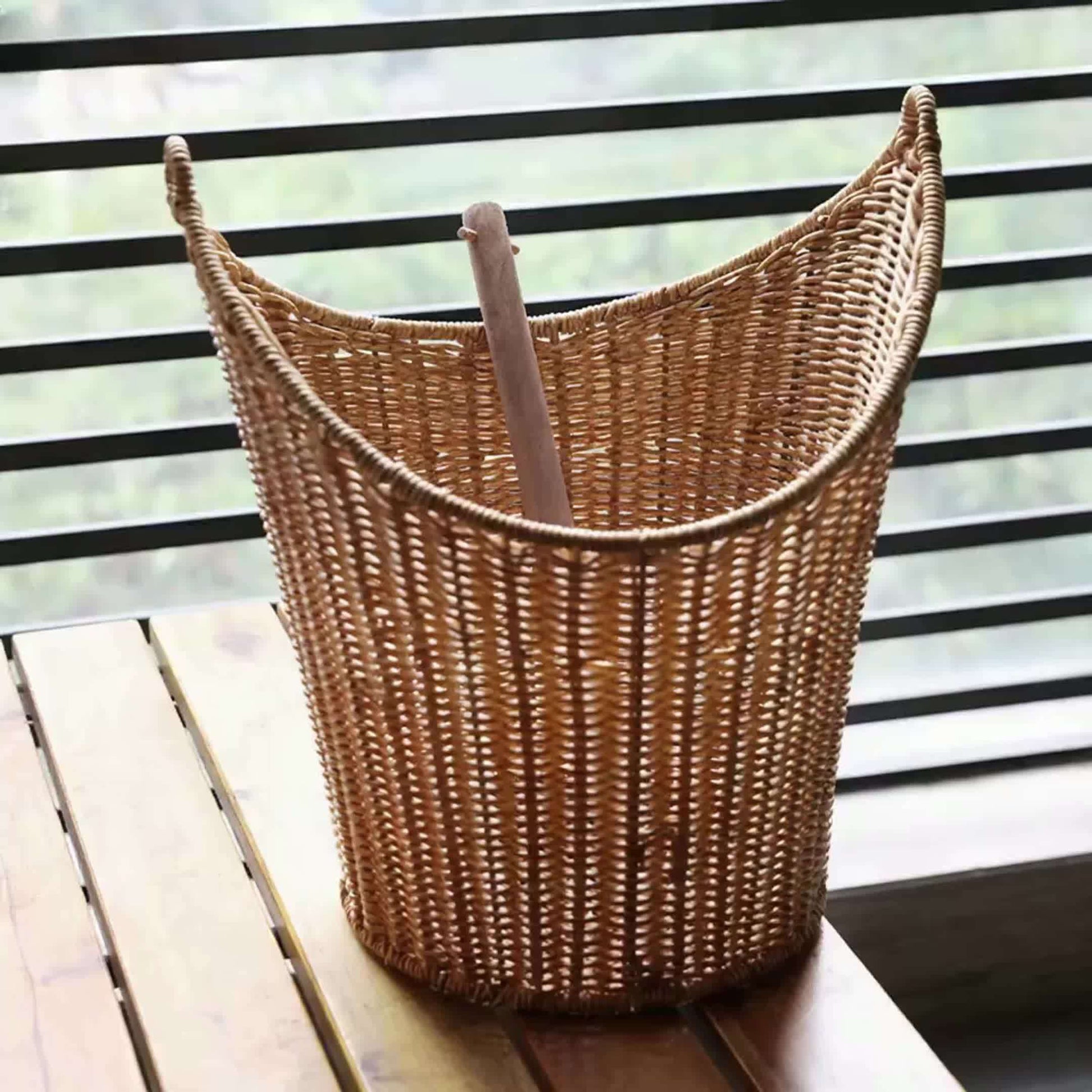 Cesto Porta-Rolhas de Papel Higiénico Retro Estilo Casa de Campo - Organizador de Armazenamento de Plástico Entrançado à Mão com Pega de Madeira para Organização da Casa de Banho - Capacidade para 5 Rolos, Cestos de Prateleira
