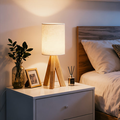 Luminária de mesa artesanal em madeira, ideal para iluminação decorativa e complementar em diversos ambientes: luz de cabeceira para quartos, abajur para escritórios, luz de ambiente para bares e luminária decorativa temática