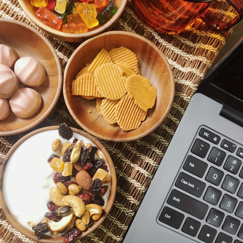 Conjunto de 2 Tigelas Grandes de Madeira de Acácia para Misturar, Tigelas de Salada, Pratos de Servir, Tigelas de Legumes, Tigelas de Cereal, Tigelas de Caldo, Artesanais, Design Listrado, Reutilizáveis, Adequadas para Misturar, Servir Saladas e Macarrão, Ideais para Cozinhas Domésticas e