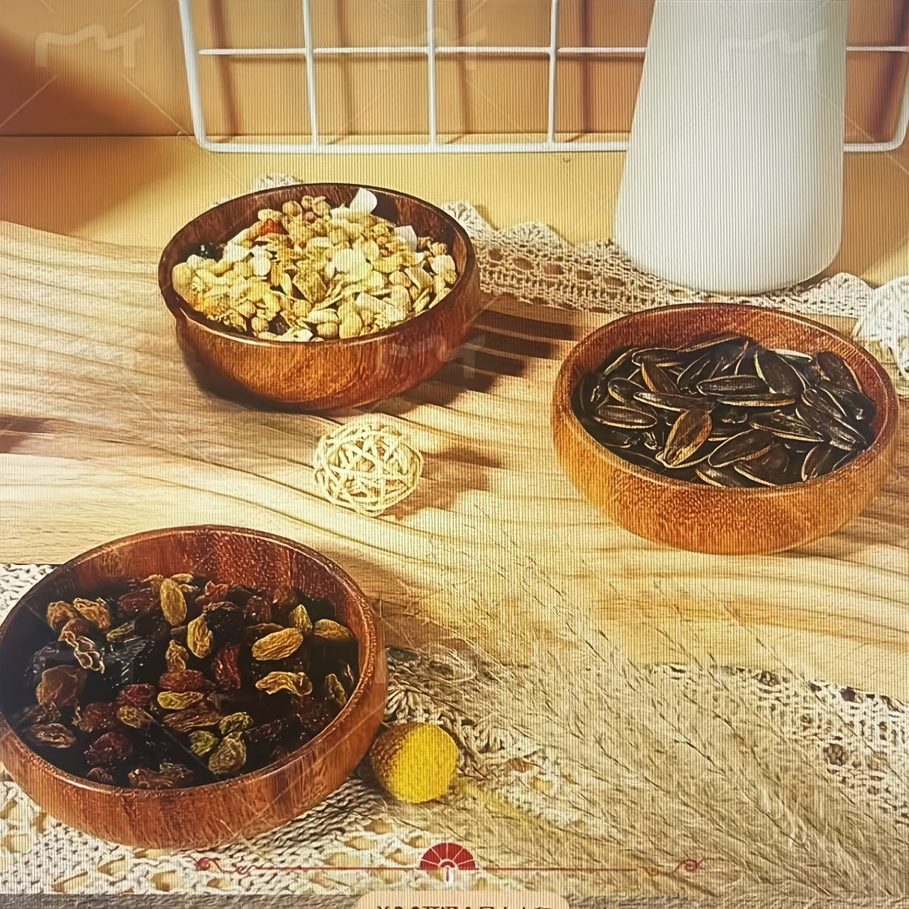 Esculpido à mão em madeira de acácia natural, esta peça versátil serve múltiplos propósitos, desde pipocas a nozes, adicionando um toque de natureza à sua mesa de jantar. O seu design compacto e requintado transforma cada refeição num banquete para os olhos e o paladar.