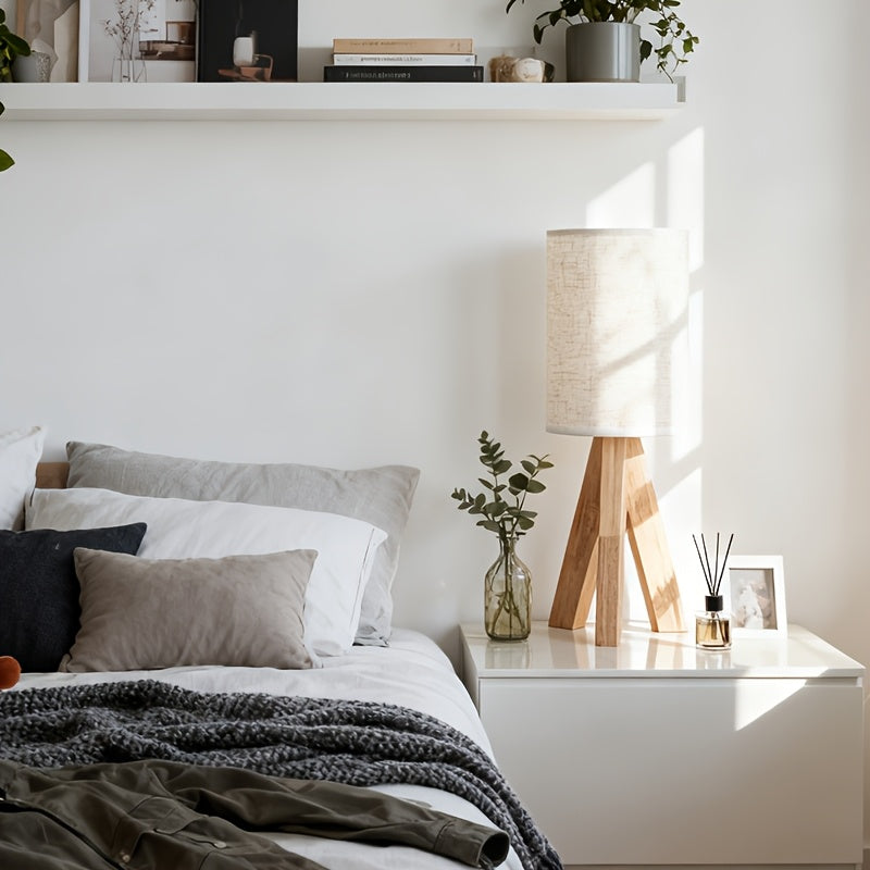 Luminária de mesa artesanal em madeira, ideal para iluminação decorativa e complementar em diversos ambientes: luz de cabeceira para quartos, abajur para escritórios, luz de ambiente para bares e luminária decorativa temática